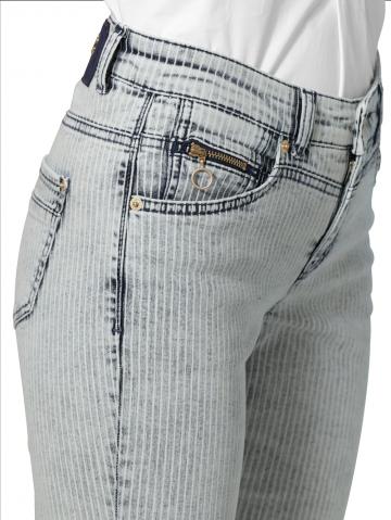 Короткие джинсы