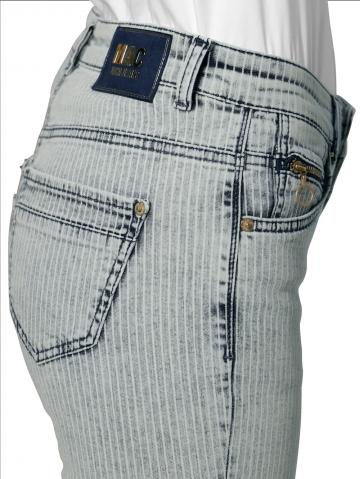 Короткие джинсы