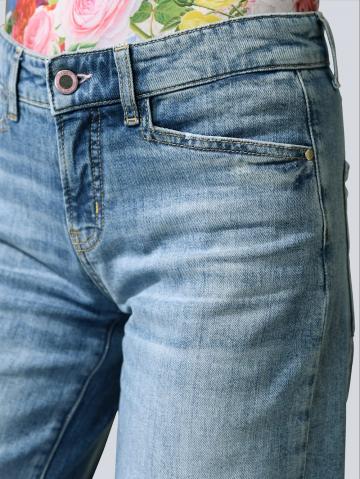 Короткие джинсы