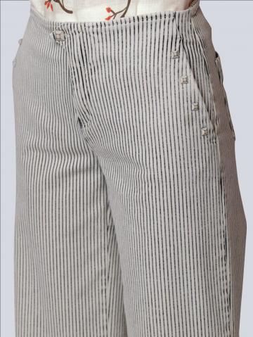 Короткие джинсы