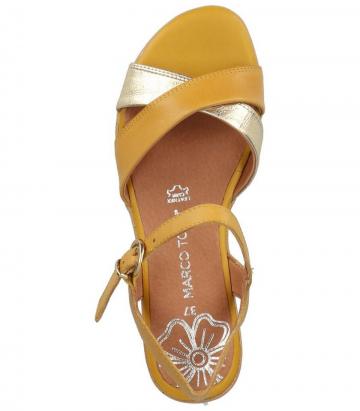 Босоножки на танкетке 