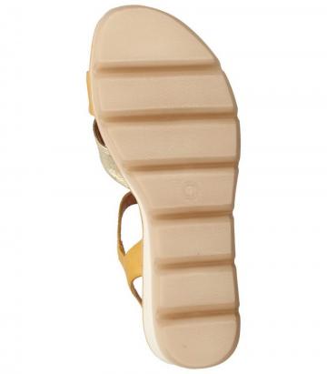 Босоножки на танкетке 