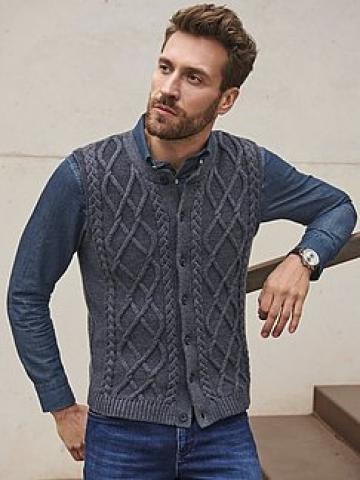 Вязаная жилетка