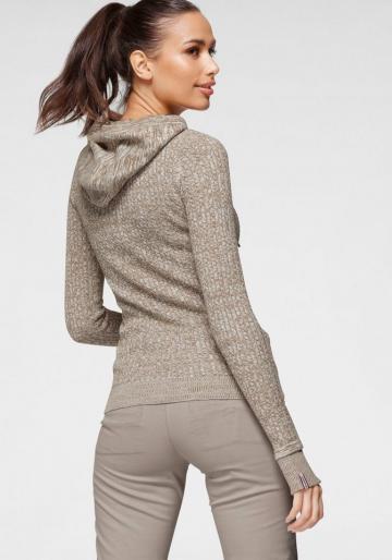 Вязаный пуловер