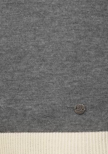 Вязаный пуловер