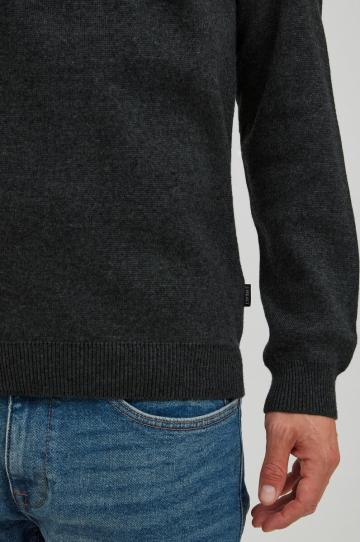 Пуловер с высоким воротником 
