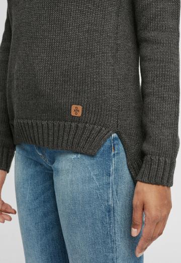 Пуловер с высоким воротником 