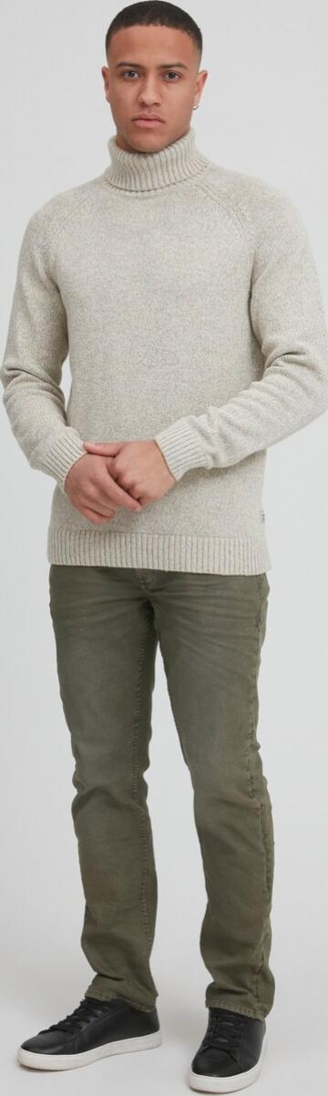 Пуловер с высоким воротником