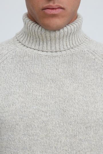 Пуловер с высоким воротником