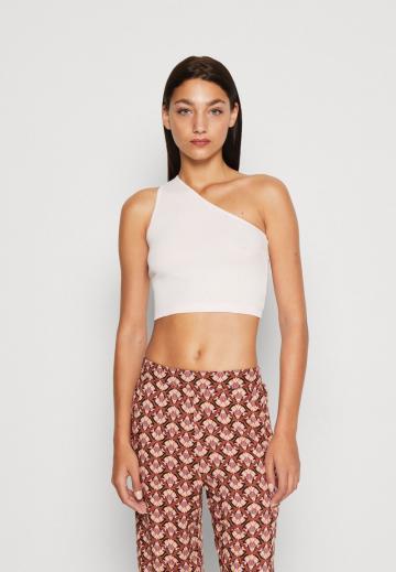 Топ без бретелек