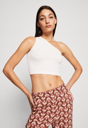 Топ без бретелек