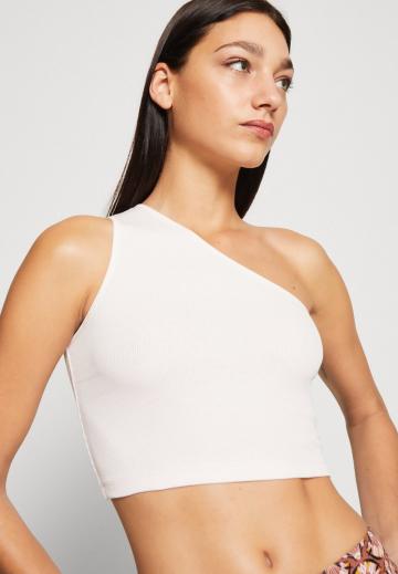 Топ без бретелек