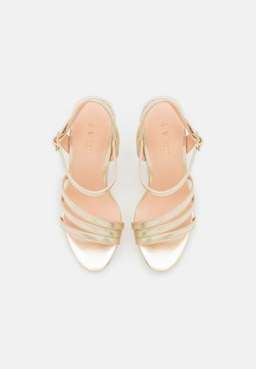 Босоножки на платформе