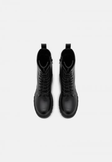 Ботинки на шнуровке