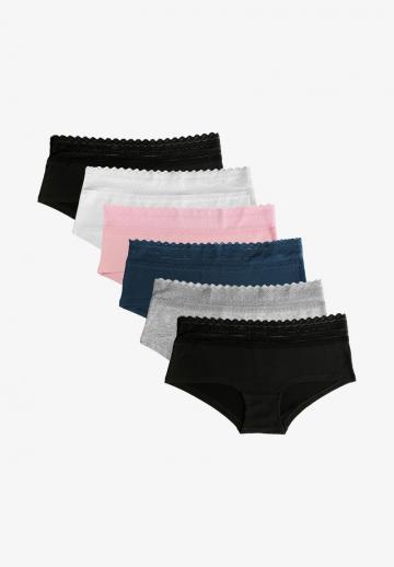 Трусы на бедрах