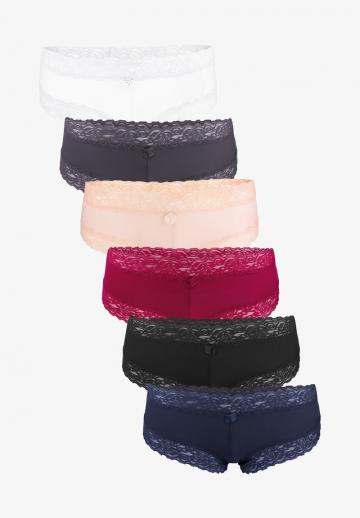 Трусы на бедрах