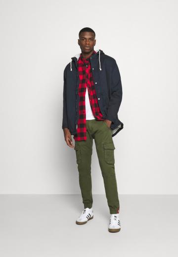 Брюки с накладными карманами