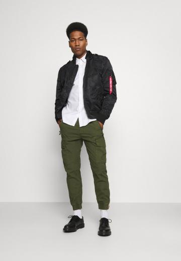 Брюки с накладными карманами