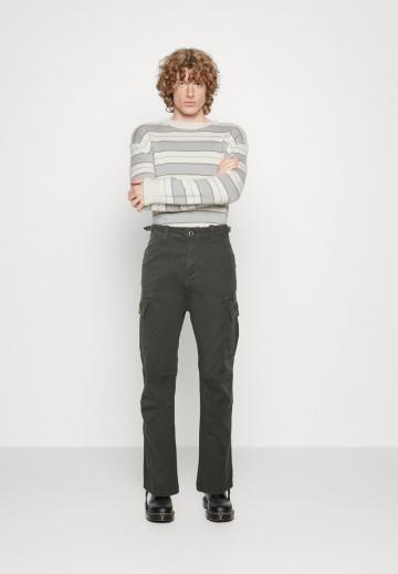 Брюки с накладными карманами