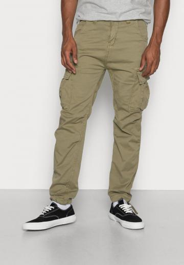 Брюки с накладными карманами