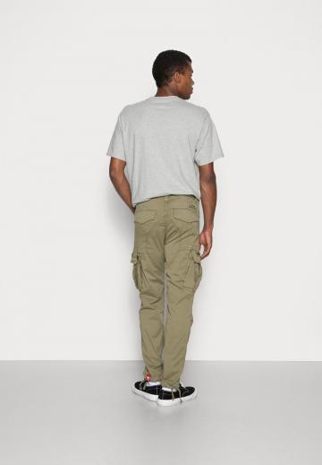 Брюки с накладными карманами