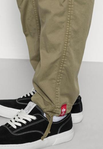 Брюки с накладными карманами