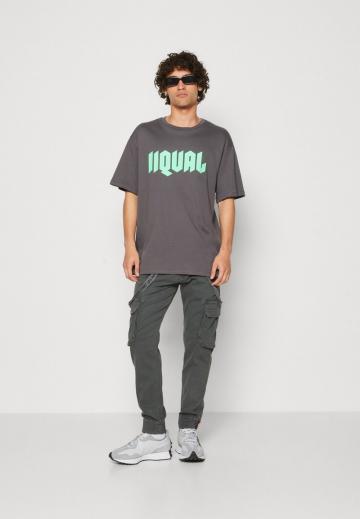 Брюки с накладными карманами