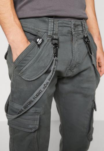 Брюки с накладными карманами