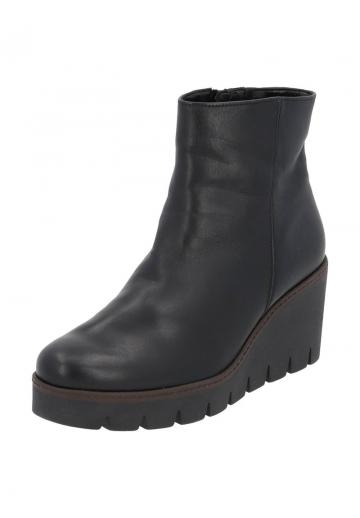 Сапожки на танкетке