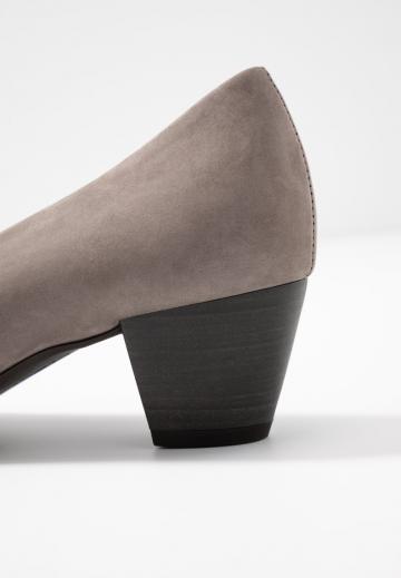 Туфли с высоким носом