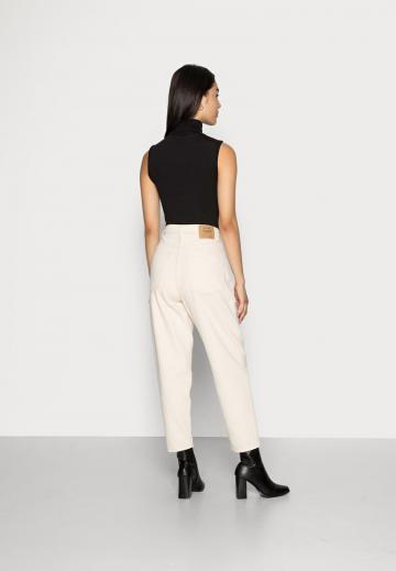 Короткие джинсы