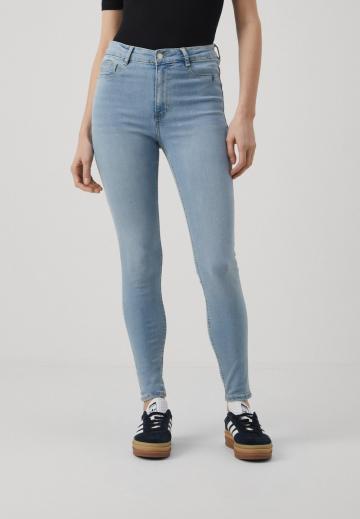 Узкие джинсы