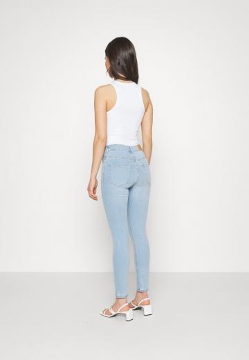 Короткие джинсы