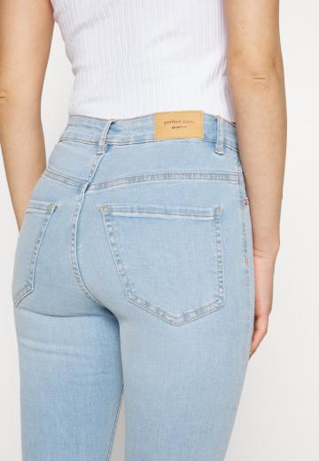 Короткие джинсы