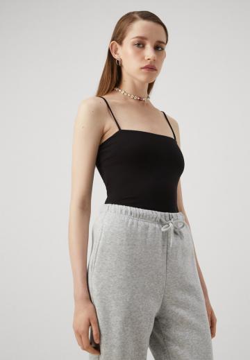 Топ на бретельках