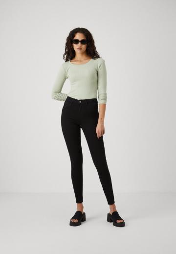 Узкие джинсы