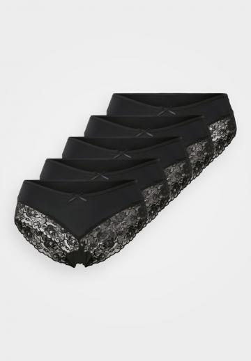 Трусы на бедрах