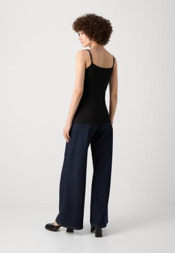 Топ на бретельках