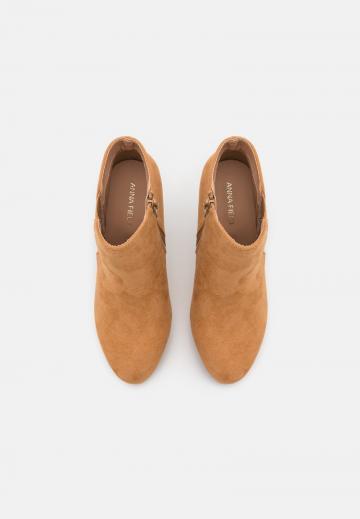 Полусапожки на высоком каблуке