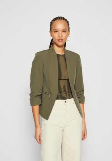 Блейзер с накладными карманами