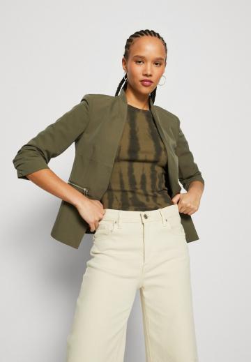 Блейзер с накладными карманами