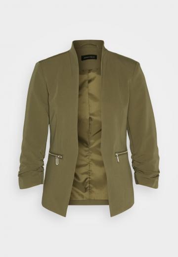 Блейзер с накладными карманами