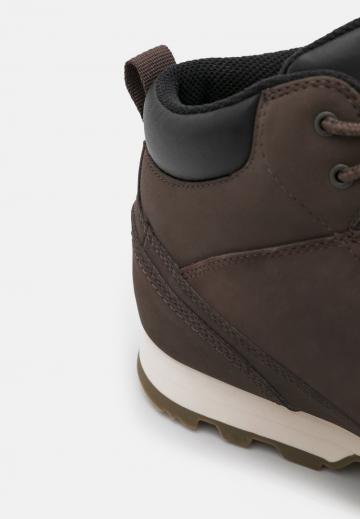 Походные кроссовки