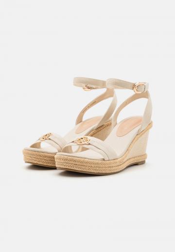 Босоножки на танкетке