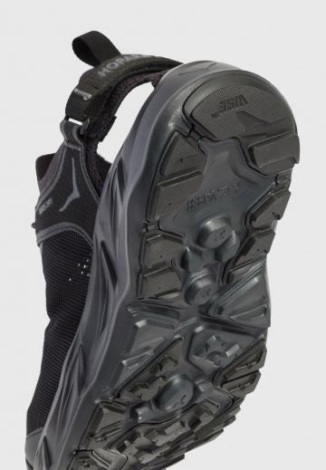 Походные кроссовки