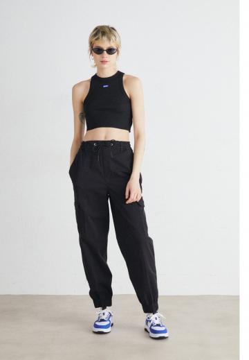 Брюки с накладными карманами