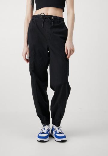 Брюки с накладными карманами