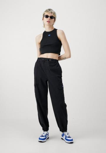 Брюки с накладными карманами