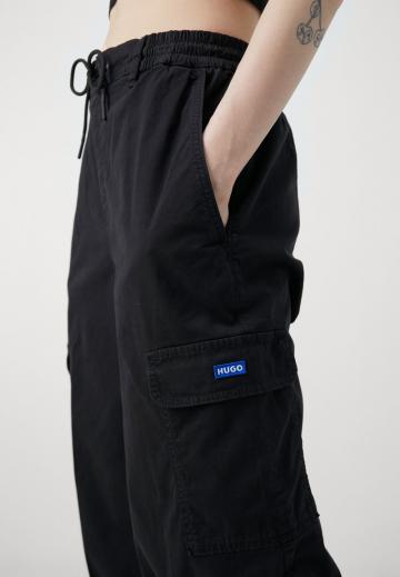 Брюки с накладными карманами