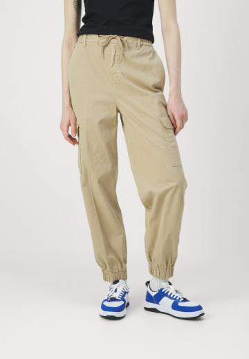 Брюки с накладными карманами